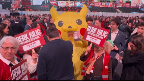 CHP Kurultayı’na bir kişi Pikachu kostümüyle katıldı