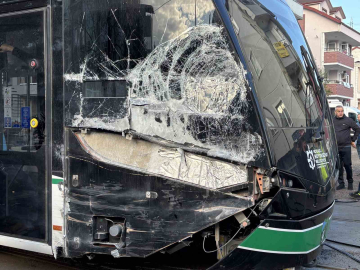 Kocaeli’de çöp kamyonu tramvaya çarptı: 3 yaralı