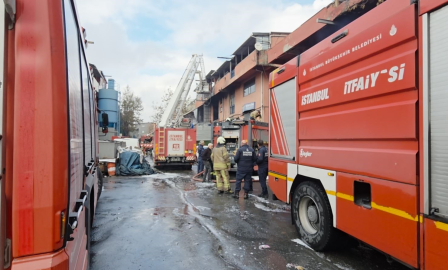 Başakşehir’de plastik imalathanesinde yangın paniği