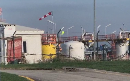 Silivri Botaş tesislerinde yangın ihbarı üzerine çok sayıda ekip bölgeye sevk edildi. Yangın nedeniyle tesislerin boşaltıldığı öğrenildi.