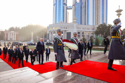 TBMM Başkanı Kurtulmuş, İsmail Somoni Anıtı’na çelenk bıraktı