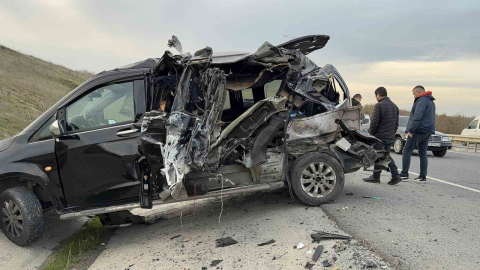 Emniyet şeridindeki VIP yolcu taşıma aracına kamyonet çarptı