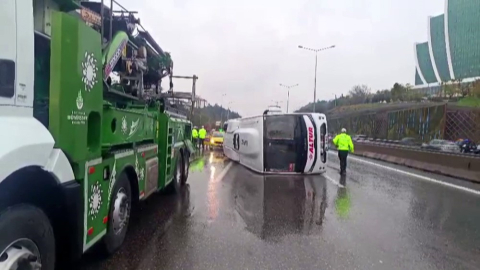 Maltepe’de servis minibüsü devrildi: 5 yaralı