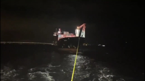 Çanakkale Boğazı’ndan geçen konteyner gemisi makine arızası nedeniyle demirletildi