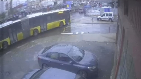 Sultangazi’de yola dökülen akaryakıt kazalara neden oldu: İETT otobüsü direğe çarptı