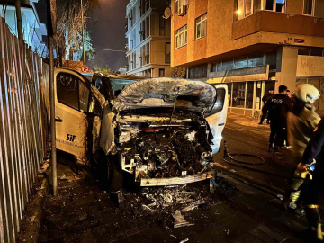 Üsküdar’da park halindeki araç alev alev yandı: O anlar kamerada
