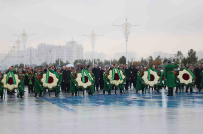 Cumhurbaşkanı Erdoğan, Türkmenistan’da Tarafsızlık Anıtı’na çelenk koyma törenine katıldı