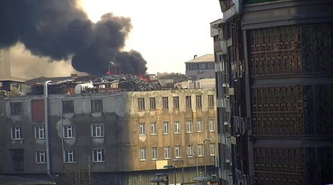 Sultangazi Cebeci Mahallesi’nde bir binanın çatısında yangın çıktı. Can pazarının yaşandığı yangına itfaiye ekipleri müdahale ederken, bölgeye çok sayıda ekip sevk edildi.