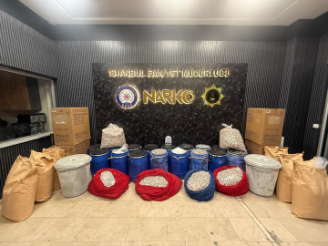 Bakan Yerlikaya: "İstanbul ve İzmir’de gerçekleştirilen uyuşturucu operasyonlarında 6 milyon 958 bin adet uyuşturucu hap ele geçirildi"
