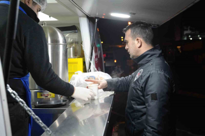 Kartal Belediyesi’nden vatandaşlara sıcak çorba ikramı