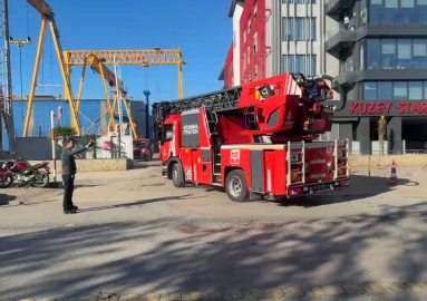 Tuzla Tersanesi’nde gemi yangını paniğe neden oldu