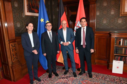 Hamburg Başkonsolosu Alver, belediye sarayına Togg ile geldi
