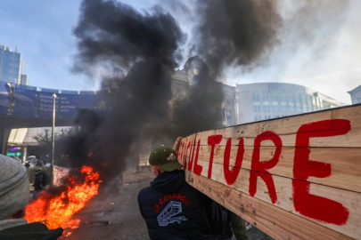 Avrupalı çiftçiler, Brüksel’de sokakları traktörlerle kapattı