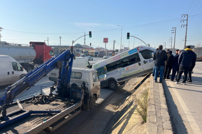 Derince’de ilginç kaza! Minibüs D-100’e asılı kaldı