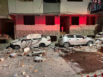 Zeytinburnu’nda kentsel dönüşümdeki binadan düşen parçalar, 3 otomobili hurdaya çevirdi