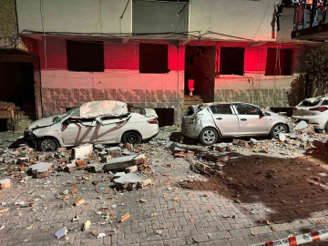 Zeytinburnu’nda binanın çatısından kopan parçalar araçları hurdaya çevirdi