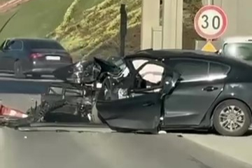 Kocaeli’de gişe faciası! Otomobil hurdaya döndü, 2 yaralı