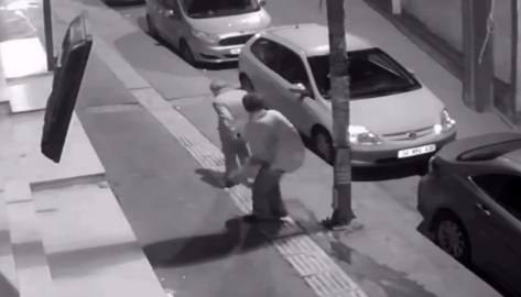 Alkollü kadın, yaşlı adamı öldüresiye dövdü: o anlar kamerada