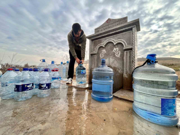 Başkentte su kesintisi yaşayan vatandaşlar ihtiyaçlarını çeşmeden gideriyor