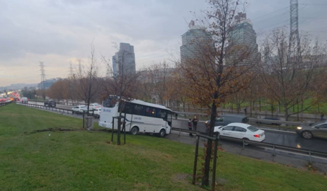 Servis minibüsü yoldan çıktı, bariyerleri aşıp yeşillik alana uçtu