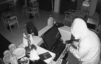 Beylikdüzü’nde 3 işyerinden toplam  51 bin 500 TL çalan hırsızlar kamerada