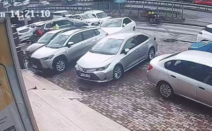 Başakşehir’de bankadan para çeken iş adamına soygun girişimi kamerada