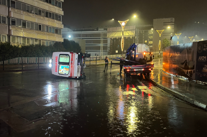 İzmit'te panelvan ile çarpışan ambulans devrildi: 6 yaralı