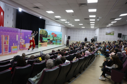 Kartepe'de çocuklara "Küçük Cesaretler Kulübü" oyunu sahnelendi