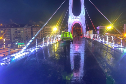 Kocaeli'de üst geçitlerdeki buzlanmaya özel solüsyonla müdahale ediliyor