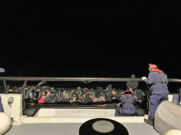 İzmir açıklarında göçmen mesaisi: 44 yakalama, 18 kurtarma