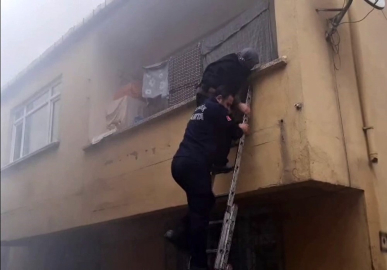 Pendik’te yangında can pazarı: Zabıta yaşlı kadını böyle kurtardı
