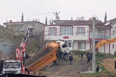 Geri kayan kamyon askıda kaldı, ekipler seferber oldu