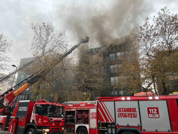 Bağdat Caddesi’nde çatı katında çıkan yangın büyüdü, 2 bloklu bina küle döndü
