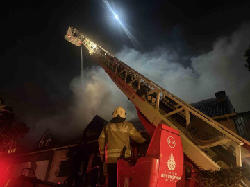 Esenyurt’ta villanın çatı katındaki yangın bitişiğindeki eve sıçradı