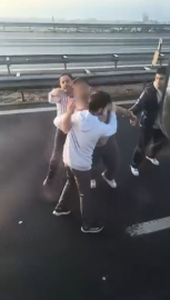 Emniyet şeridini ihlal etmek isteyen sürücü ortalığı bir birine kattı