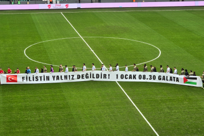 Kocaelispor-Erzurumspor maçında takımlar sahaya Filistin pankartıyla çıktı