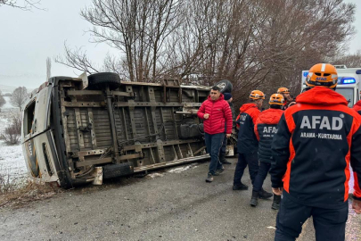 Sivas'ta öğrenci servisi devrildi: 15 yaralı