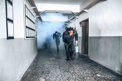 İzmir’de, itfaiyeden polis okulunda yangın tatbikatı