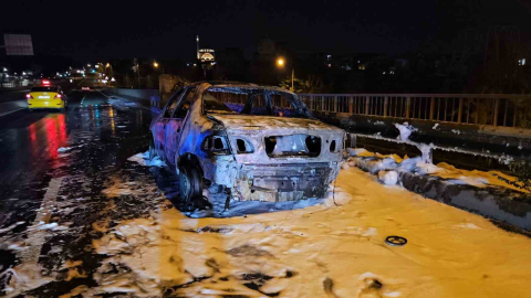 Eyüpsultan’da seyir halindeki otomobil alevlere teslim oldu