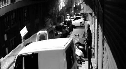 Başakşehir’de apartmandan kendi eşyasını alıyormuş gibi yapan hırsız kamerada