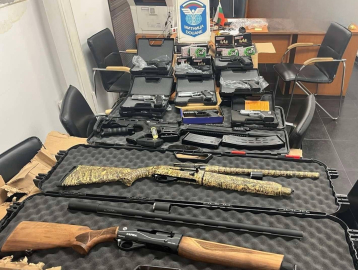 Sınırda çok sayıda kaçak silah ve mermi yakalandı