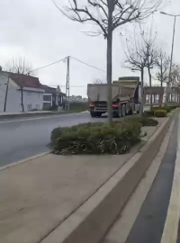 Arnavutköy’de hafriyat kamyonu ters yöne girerek süratle ilerledi