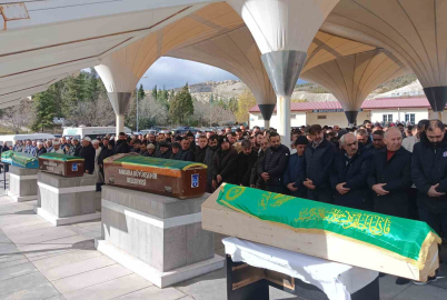 Beypazarı’nda trafik kazasında vefat eden çift ve bebekleri son yolculuğuna uğurlandı