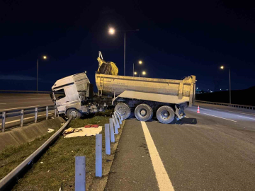 Başakşehir’de hafriyat kamyonu bariyere girdi: 1 ağır yaralı