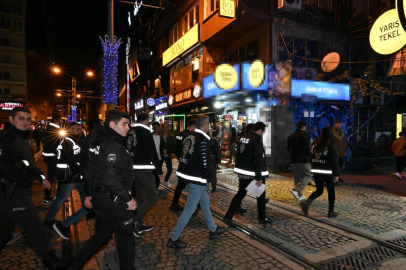 İzmit’te eğlenceye sıkı denetim: Barlar Sokağı abluka altına alındı