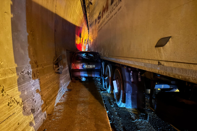 TEM’de Zincirleme Tehlike! Otomobil Duvarla Tır Arasında Kaldı