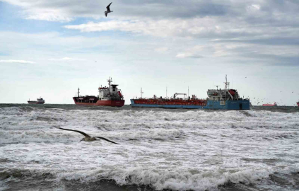 İstanbul’da birbirine temas eden tankerlerden biri kurtarıldı