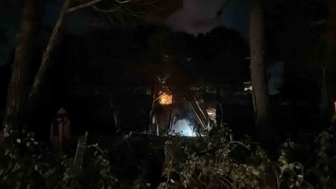 Arnavutköy Terkos’ta boşaltılan bungalov evler alev alev yandı