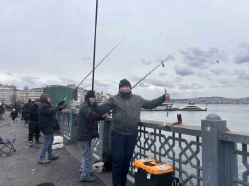 Balığın kulağına kar suyu kaçtı, olta balıkçıları yılın son günü Galata Köprüsü’nde "rastgele" dedi
