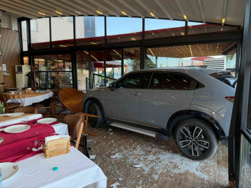 Ünlü sanatçı Cahit Berkay’ın aracıyla daldığı restoranın işletmecisi o anları anlattı